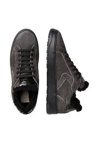 Sneakers alte in suede grigio con suole in gomma nera, fodera testurizzata e lacci piatti. Presentano un morbido profilo in pelliccia al collo e sulla linguetta.