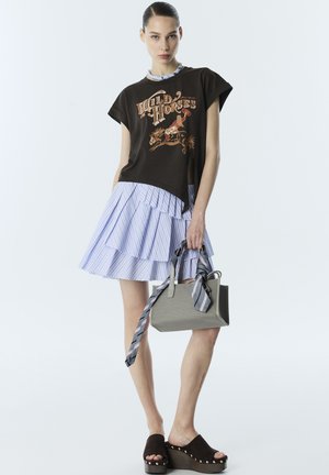 Twist, TWIST BAG POUCH BAG WITH ACCESSORY - Bolso de mano - grey