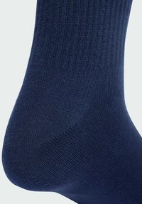 Námořnicky modrá ponožka s žebrovanou strukturou a vyztuženou patou. Vyrobena z měkkého materiálu pro pohodlí a odolnost, s hladkým povrchem.