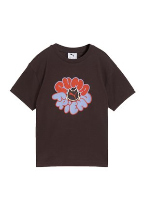 Mørkebrun T-shirt med korte ærmer med en farverig grafik af en katteansigt og tekst med "PUMA FRIENDS" i orange og blå boblebogstaver.