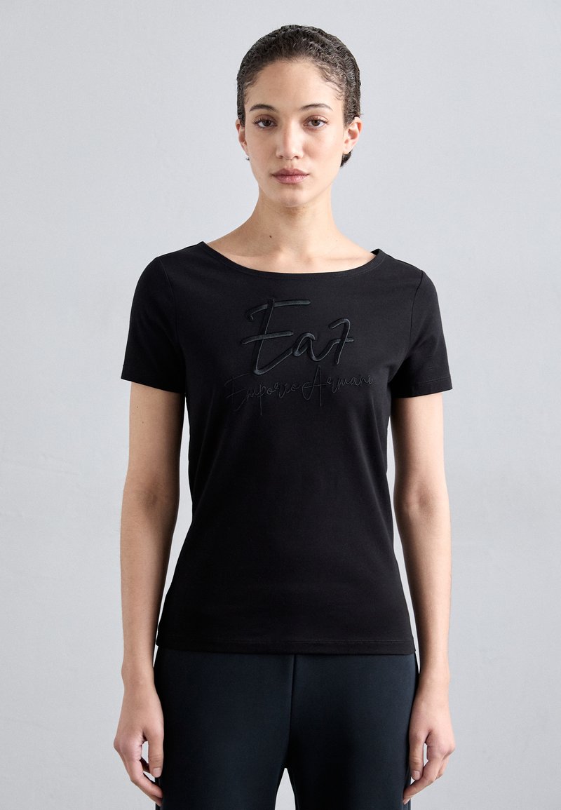 Melna īsām piedurknēm T-krekls, kas izgatavots no kokvilnas maisījuma, ar teksturētu izšūtu "EA7 Emporio Armani" logo priekšpusē. Gluda auduma.