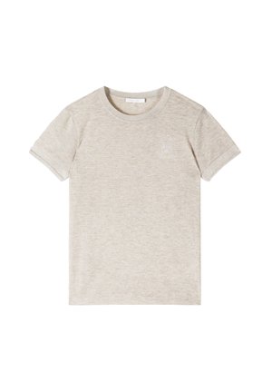 Beige kortærmet strikket t-shirt med rund hals, subtil tekstur og lille broderet logo på venstre bryst.