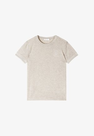 Beige kortærmet strikket t-shirt med rund hals, subtil tekstur og lille broderet logo på venstre bryst.