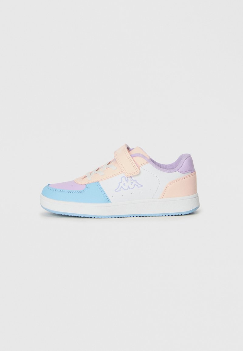Mehrfarbige Turnschuhe mit einem Design in Weiß, Blau, Pink und Lavendel. Sie verfügen über einen Riemen, Schnürsenkel und strukturierte Details auf der Oberfläche.