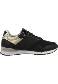 Zwarte sneaker met een textuurleren en synthetisch bovenwerk, voorzien van zilveren accenten, een witte tussenzool en een rubberen buitenzool met gripgroeven.