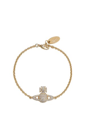 Bracciale con catena d'oro con ciondolo a globo tempestato di cristalli e pianeta ad anello e piccola targhetta ovale vicino alla chiusura.