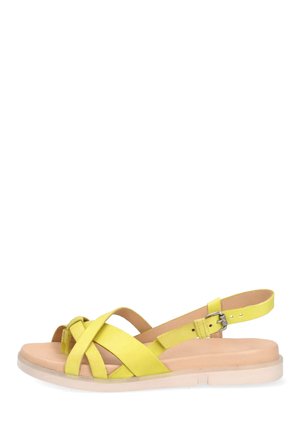 Sandale jaune avec des brides croisées et une fermeture à boucle. Tige en texture douce, semelle intérieure rembourrée et semelle extérieure transparente pour la stabilité.