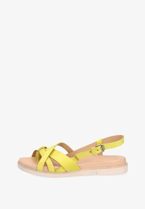 Sandale jaune avec des brides croisées et une fermeture à boucle. Tige en texture douce, semelle intérieure rembourrée et semelle extérieure transparente pour la stabilité.