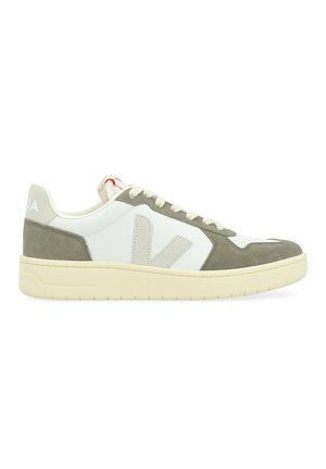 Zapatilla deportiva baja con suela de color blanco roto, cuero blanco y paneles de ante oliva, logotipo "V" beige y cordones blancos, vista desde el lado exterior.