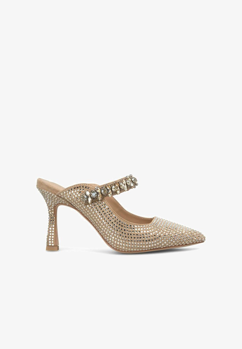 Escarpin en mesh beige avec bout pointu et détails translucides. Il dispose d'une bride ornée de bijoux sur le cou-de-pied et d'un talon fin et texturé.
