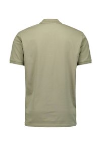 Olijfgroene polo met korte mouwen, voorzien van een klassieke kraag en een gladde katoenstructuur. Geen zichtbare logo's of patronen op de achterkant.