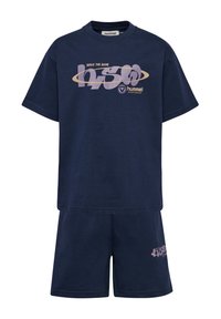 Mörkblå kortärmad t-shirt och matchande shorts. Tillverkade av bomull, med grafiskt tryck på t-shirten och shortsen som visar "SERVE THE GAME" och "1500."