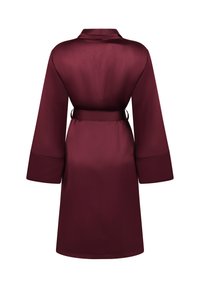 Burgundy satin morgonrock med långa ärmar, en sjalkrage och ett matchande bälte vid midjan. Slät textur och solid färg genomgående.