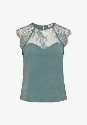 Blouse sans manches couleur sarcelle avec des manches courtes en dentelle et une encolure en dentelle florale transparente au-dessus d'un décolleté en forme de cœur.