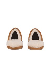 Bruine stoffen slippers met een zachte witte bontinterieur en een ronde opening. Platte bruine zolen zonder zichtbare hardware of patronen.