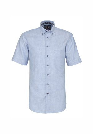 Hellblaues, kurzärmeliges Hemd mit Knopfleiste, Button-Down-Kragen, einer einzelnen Brusttasche und kontrastierenden dunklen Knöpfen.
