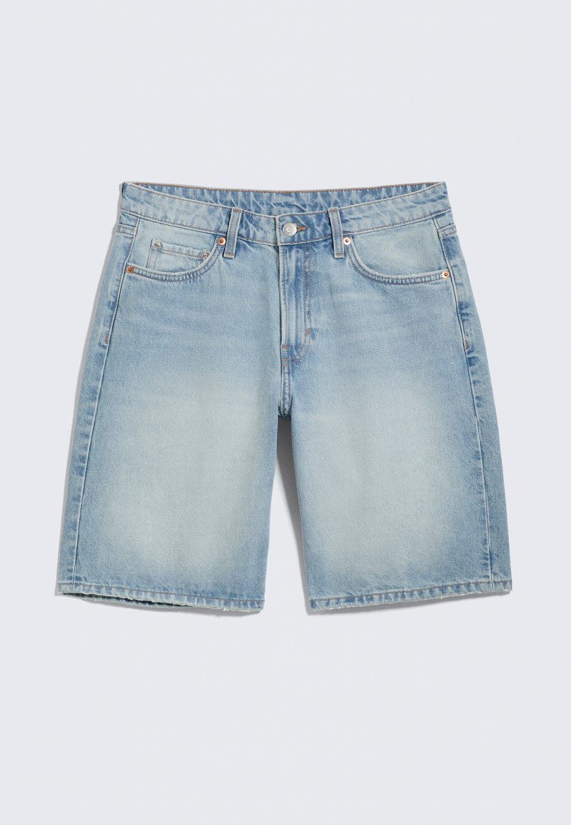 Shorts en denim bleu clair avec poches avant, passants pour ceinture et fermeture à bouton, présentés sur un fond blanc uni.