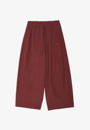 Pantalon large bordeaux avec taille élastique et cordon de serrage, longueur raccourcie, poches latérales, posé à plat sur fond blanc.