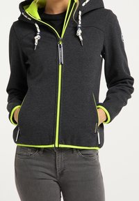 Mörkgrå zip-up-jacka med ett klart grönt foder, som har en huva, dekorativa snoddar och sidofickor. Slät tygtextur.