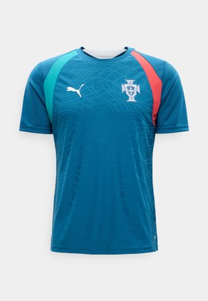 Kék sportmez piros és zöld vállcsíkokkal, texturált mintával, Puma logó a jobb mellrészen, Portugália labdarúgó címerével a bal mellrészen.