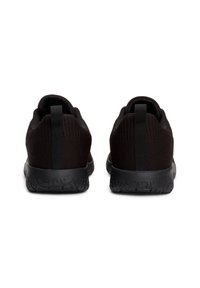 Paire de chaussures de sport en tissu noir vues de dos avec semelles texturées et languettes sur les contreforts de talon.