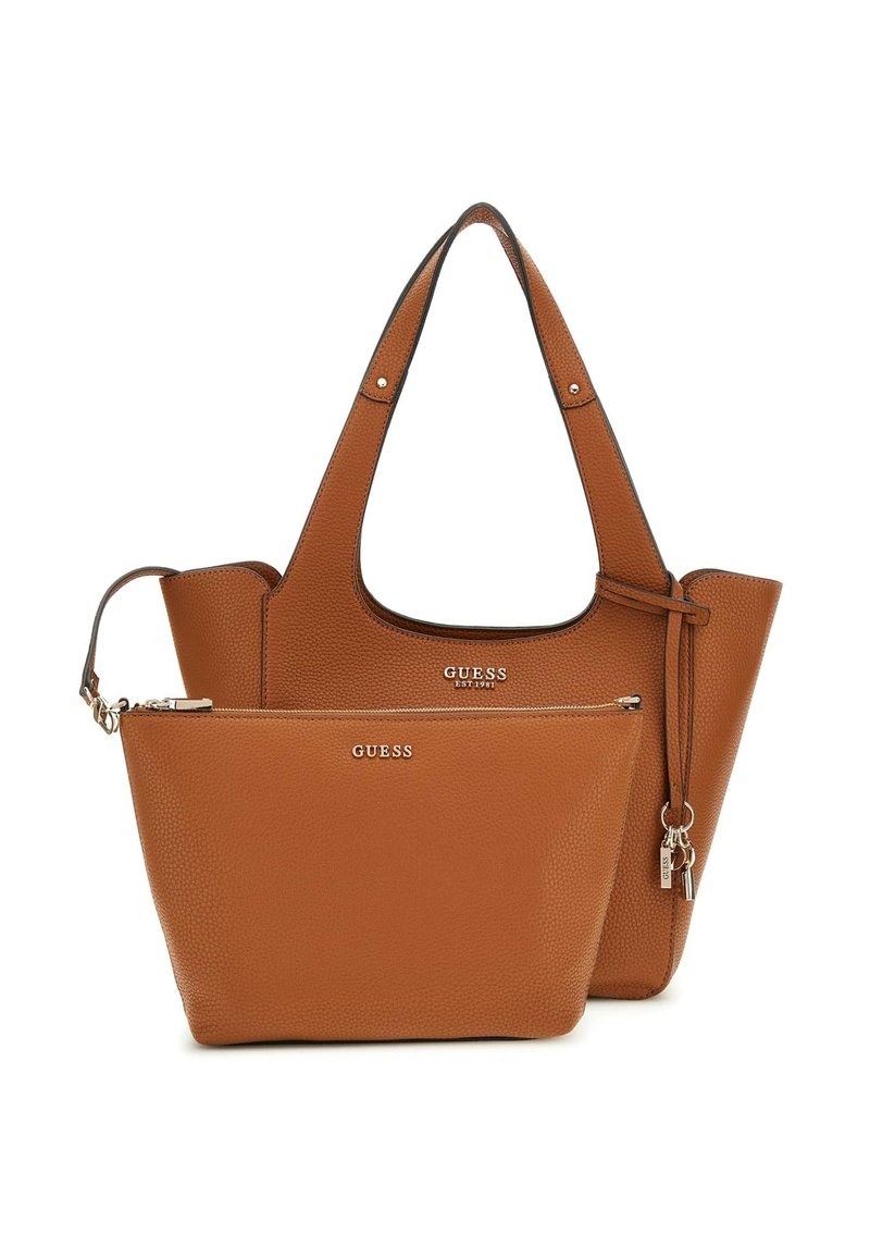 Braune Guess Tragetasche aus genarbtem Leder mit Doppelgriffen und passender Reißverschlusstasche mit goldfarbenem Reißverschluss und Logodetails.