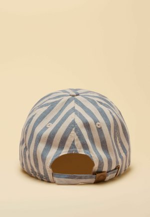 Blå og hvide stribede stof baseballkasket vist bagfra med justerbar rem og brune læderdetaljer på en beige baggrund.