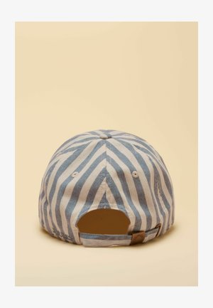 Blå og hvide stribede stof baseballkasket vist bagfra med justerbar rem og brune læderdetaljer på en beige baggrund.