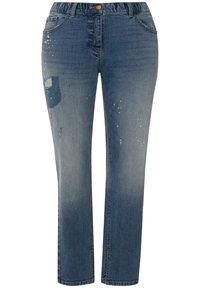 Džíny z denimu se světle modrým vypráním, mají volný střih, jemné opotřebení, pružný pas a detaily s opotřebením v přední části.