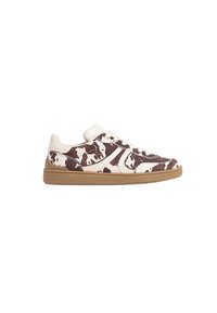 Sneakers med et cowprint mønster i brunt og hvidt. Har en beige lædertå og en lysebrun gummisål med teksturerede detaljer.