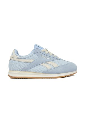 Lyseblå og cremefarvet Reebok sneaker med ruskind og mesh overdel, snørelukning og gummisål, vist fra siden på hvid baggrund.