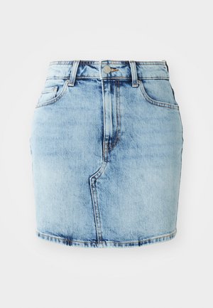 Saia de denim azul claro com um formato justo, cinco bolsos, fecho de botão e zip e detalhes cosidos ao longo da barra.