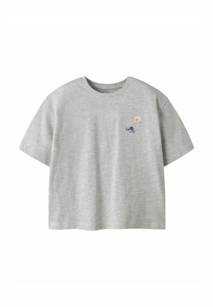 Lichtgrijs T-shirt met korte mouwen en ronde hals, met kleine paarse en witte bloemranken geborduurd op de linkerborst.
