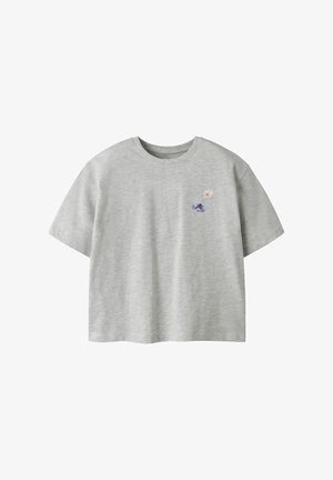 Lichtgrijs T-shirt met korte mouwen en ronde hals, met kleine paarse en witte bloemranken geborduurd op de linkerborst.