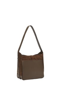 Borsa a spalla in suede e pelle marrone con una singola tracolla, forma rettangolare, texture liscia e una tasca frontale.
