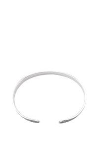 Minimalist silver armband med slät, polerad yta och öppna ändar, visad mot en vit bakgrund.