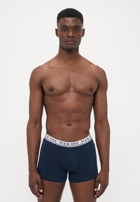 Dunkelblaue Boxershorts mit einem weißen elastischen Bund, der mit "PIER ONE"-Logo versehen ist. Weicher Stoff und figurbetonter Schnitt.