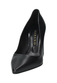 Scarpa nera con tacco alto e punta affusolata. Realizzata in pelle liscia, presenta delle aperture ai lati e un tacco solido a blocco. Logo del marchio visibile.