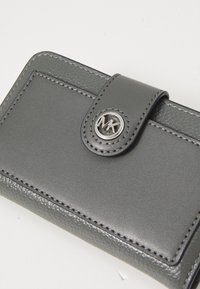 Michael Kors CHARM TAB BIFOLD - Punge - slate