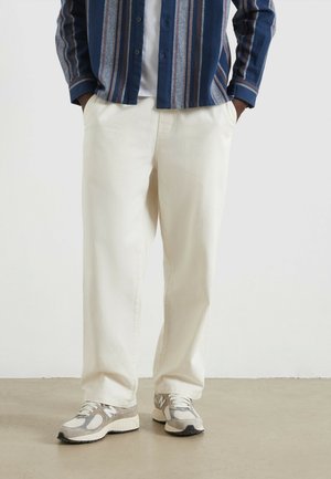 - Spodnie materiałowe