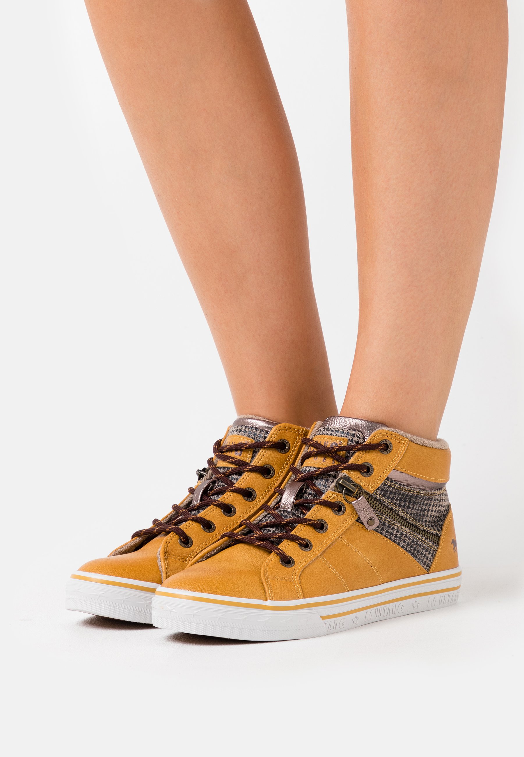 Mustang Høye joggesko gelbbeige Zalando.no Mustang Høye joggesko offwhite Zalando.no
