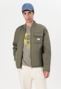 Guess Jeans QUILTED PUFFER JACKET - Jachetă subțire - olive light green