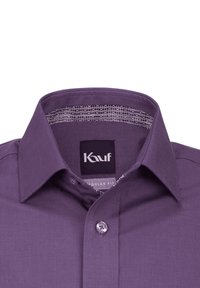 Camicia a maniche lunghe di colore viola con colletto strutturato, chiusura con bottoni e fodera interna a motivo; presenta una texture del tessuto e un design a vestibilità regolare.