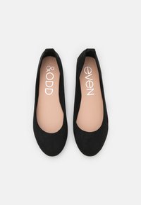 Ballerine in camoscio nero con punta arrotondata e una texture liscia e morbida. Le solette presentano un marchio stampato in bianco "&ODD even."