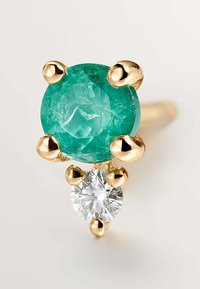Pendiente de oro con una gema de turquesa redonda y texturizada, rematada con un diamante en forma de pera, ambos sujetos por garras de oro.