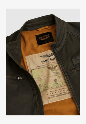 Donkergroene leren jas met oranje voering, voorzien van een PME Legend-label en een vintage luchtvrachtservicekaart gedrukt aan de binnenkant.