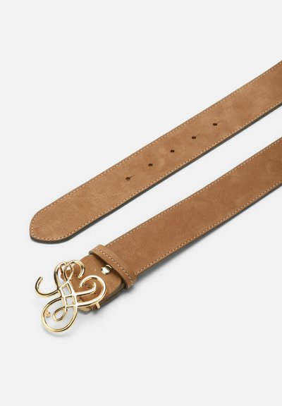 Pojas od prevrnute kože boje tabaka s bijelim šavovima i zlatnom ukrasnom kopčom s detaljnim petljastim uzorkom, prikazan na bijeloj pozadini.