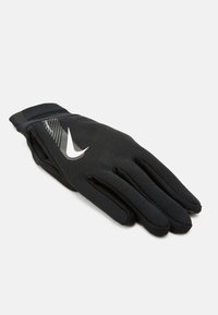 Gants de sport noirs en tissu texturé, avec un logo blanc et un motif rayé sur le poignet, conçus pour le confort et l'adhérence.