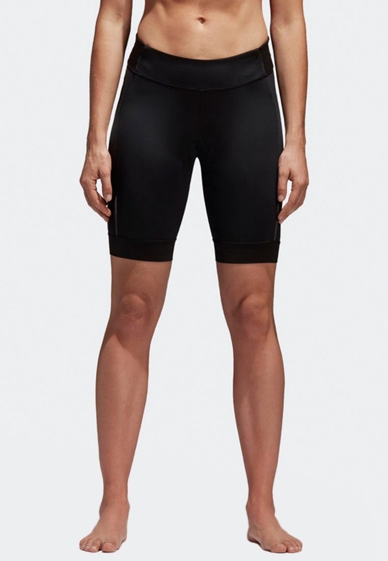 Shorts de cyclisme moulants noirs, à texture lisse, longueur mi-cuisse, avec une large ceinture pour le confort et le maintien. Pas de motifs ni d'accents visibles.