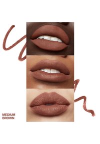 Trois ensembles de lèvres brun moyen avec des finitions variées. Toutes présentent une texture mate, avec des contours naturels et des formes douces et lisses.